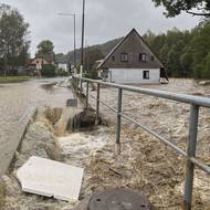 Pršet bude v Česku i v pondělí, srážkové úhrny ale budou nižší než o víkendu, uvedl Český hydrometeorologický ústav.