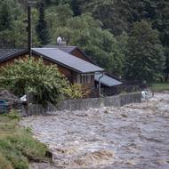 Hladiny řek tam od pátku kvůli vydatnému dešti stoupají, v noci na sobotu se vzestup hladin zrychlil. (Kociánov u Loučné nad Desnou, 14. září)