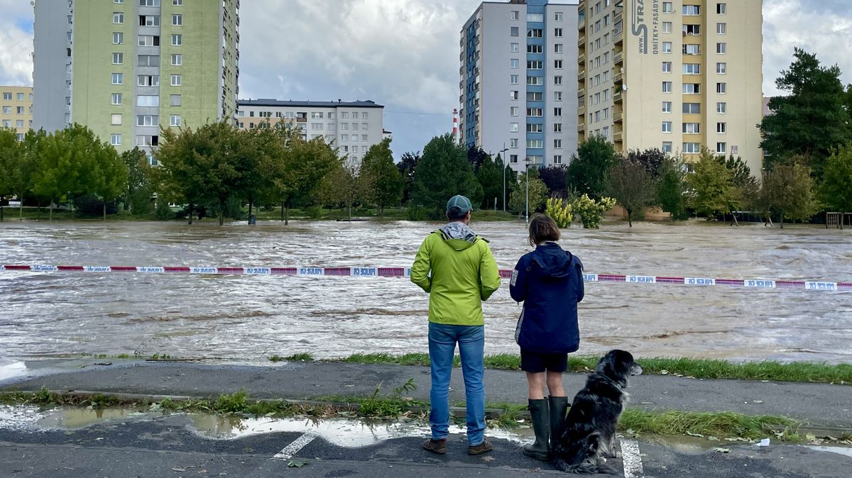 „Mám u sebe jen mobil a občanku.“ Lidi v Opavě odřízla stoletá voda