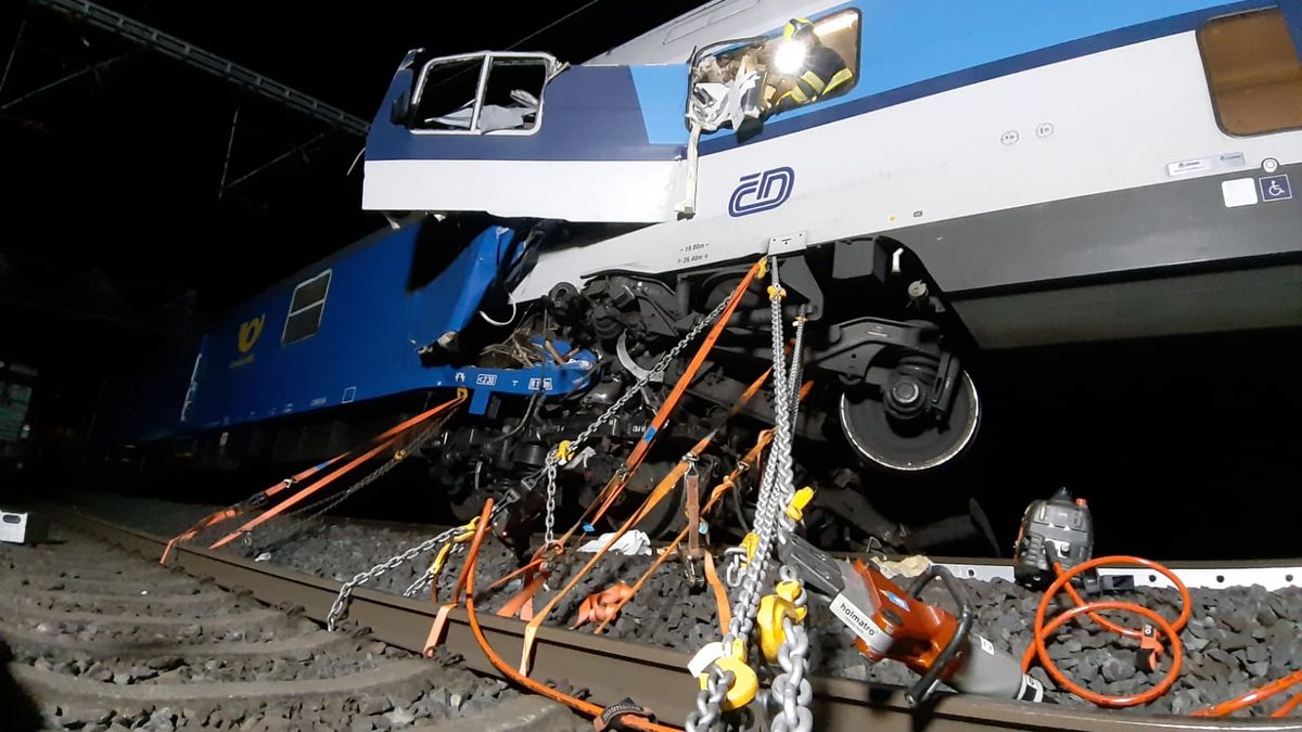 Srážka vlaků zastihla železničáře na oslavě, okamžitě se rozešli