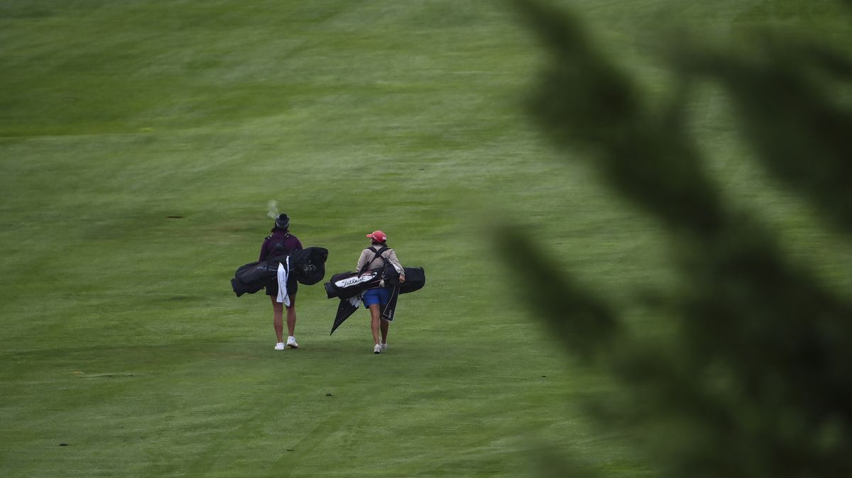 Policie vyšetřuje úmrtí ženy v golfovém areálu v Karlštejně