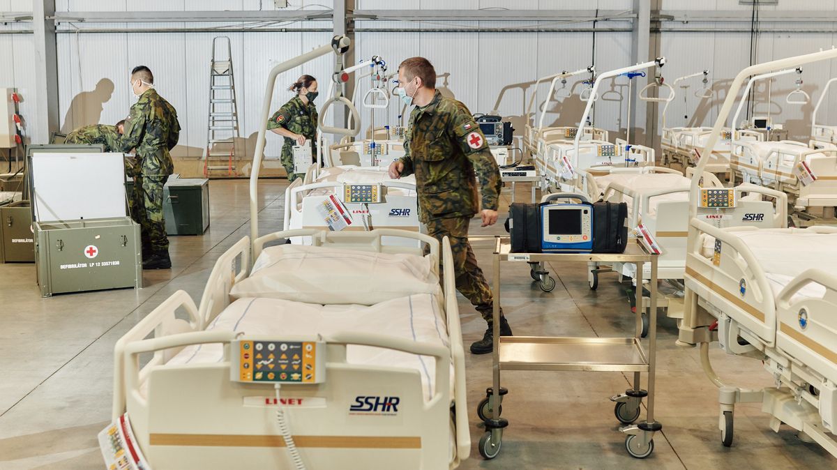 Ministerstvo řeší otevření polní nemocnice v Letňanech, pacientů přibývá
