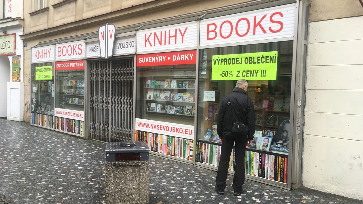 Odsoudit hanebné hrnky s Hitlerem trvá minutu. Anebo osm let