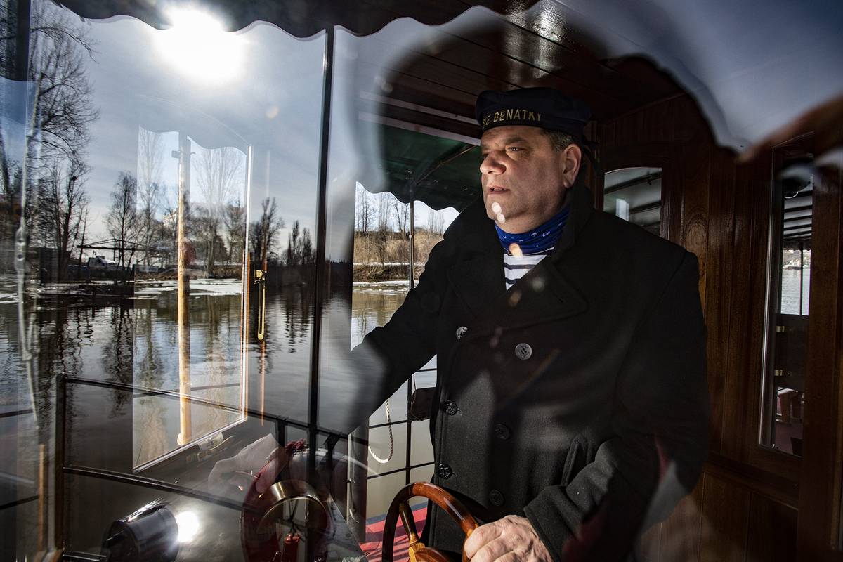 Přívozy v Praze provozují dvě společnosti. Pražské Benátky Zdeňka Bergmana jezdí celoročně, takže vás svezou i nyní v zimě. Přívoz Hol Ka mezi Holešovicemi a Karlínem zajišťuje Pražská paroplavební společnost jen od jara do podzimu.