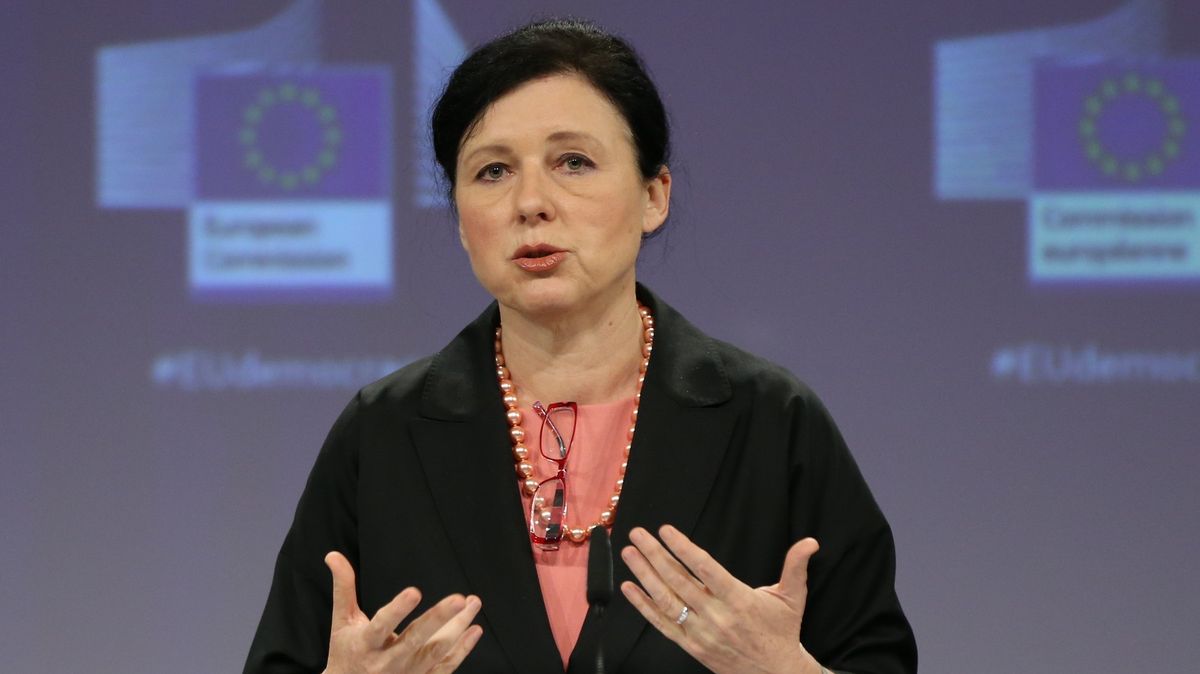 Eurokomisařka Jourová vysvětluje, jak se EU daří v boji s dezinfoscénou