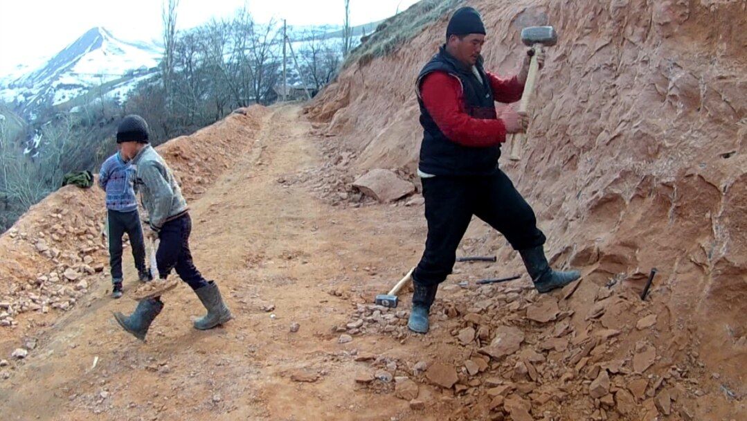 Video: Vesničané si svépomocí staví horskou silnici, spojí je s civilizací