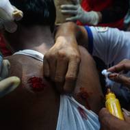 Bezpečnostní síly k rozehnání davů použily slzný plyn, střelbu a zábleskové granáty. Na sociálních sítích se také objevilo video, které zachycuje vojáky, jak účastníky těchto demonstrací bijí.