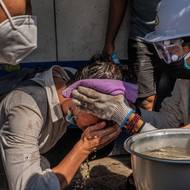 Na protest proti únorovému vojenskému převratu vyšli lidé do ulic i přesto, že proti nim předtím tvrdě zasahovaly bezpečnostní složky.