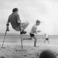 Na křídlech vůle, 1957: „To je z Baltu. Byl jsem s kamarádem na nějakém takovém zájezdě. Jenomže na tom Baltu to počasí většinou moc nehraje. Chvíli jsme se tam povalovali, pak běhali, protože bylo chladno, a teď jsem najednou na obzoru viděl, jak se míhají tady tyhle postavy, a říkal jsem si, co to je. Bylo to nepochopitelné. Z té dálky jsem prvně nepochopil, že je to jednonohý člověk. Měl jsem Rolleia, takže jsem musel jít hodně blíž a udělal jsem asi půl filmu. Bylo to neskutečné, protože ten člověk těm dvěma klukům stačil. Hrál s nimi rovnocenně, přitom to byl válečný invalida.“