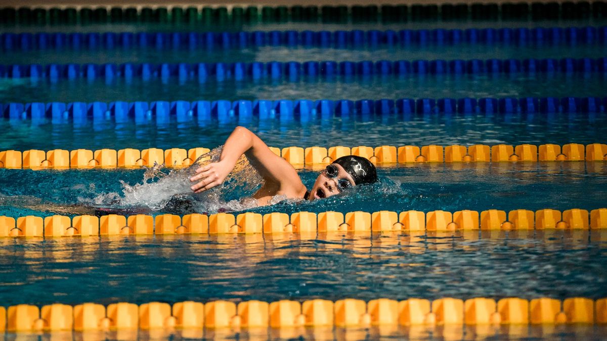 Vláda: Žáci mohou plavat bez testů, nemusí ani dodržovat rozestupy při sportu