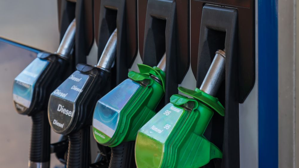 Ceny benzinu a nafty pokořily další rekord, poprvé se dostaly nad 40 korun