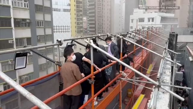 Video: V hogkongském mrakodrapu hořelo, lidé čekali na záchranu na střeše