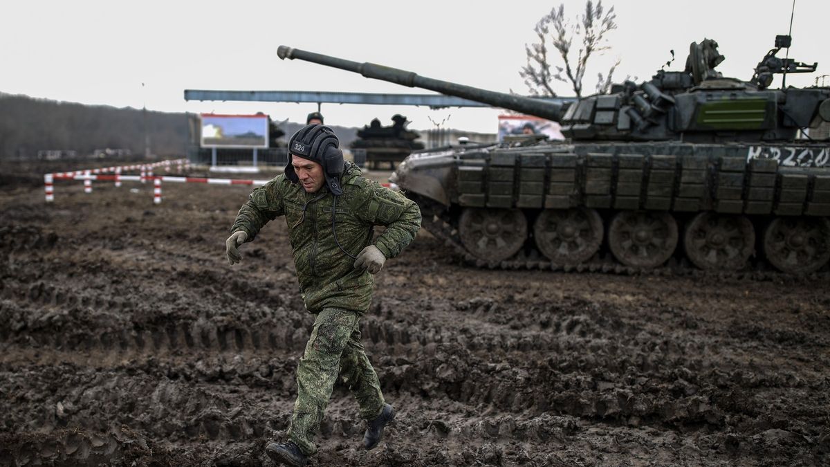 Ruští vojáci v předvečer jednání s NATO cvičí u hranic s Ukrajinou