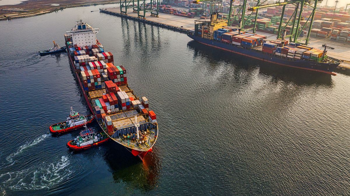 Čínské přístavy před měsícem ucpaly stovky lodí, teď v USA nejsou léky