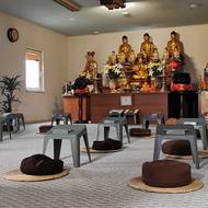 Je tu několik doučovacích center, kam chodí hlavně žáci základních škol na odpolední a víkendovou výuku, je tu ale i modlitebna.