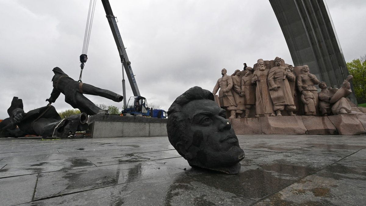 Hlava letěla jako první. Fotky z odstraňování sovětského památníku v Kyjevě