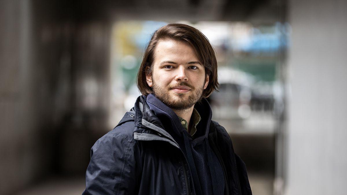 Shnilé pohovky, žádný počítač, žádný mobil. Český novinář popisuje své zadržení