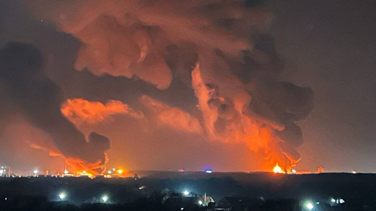 Video: Výbuchy a požár v ropném skladu v ruském Brjansku