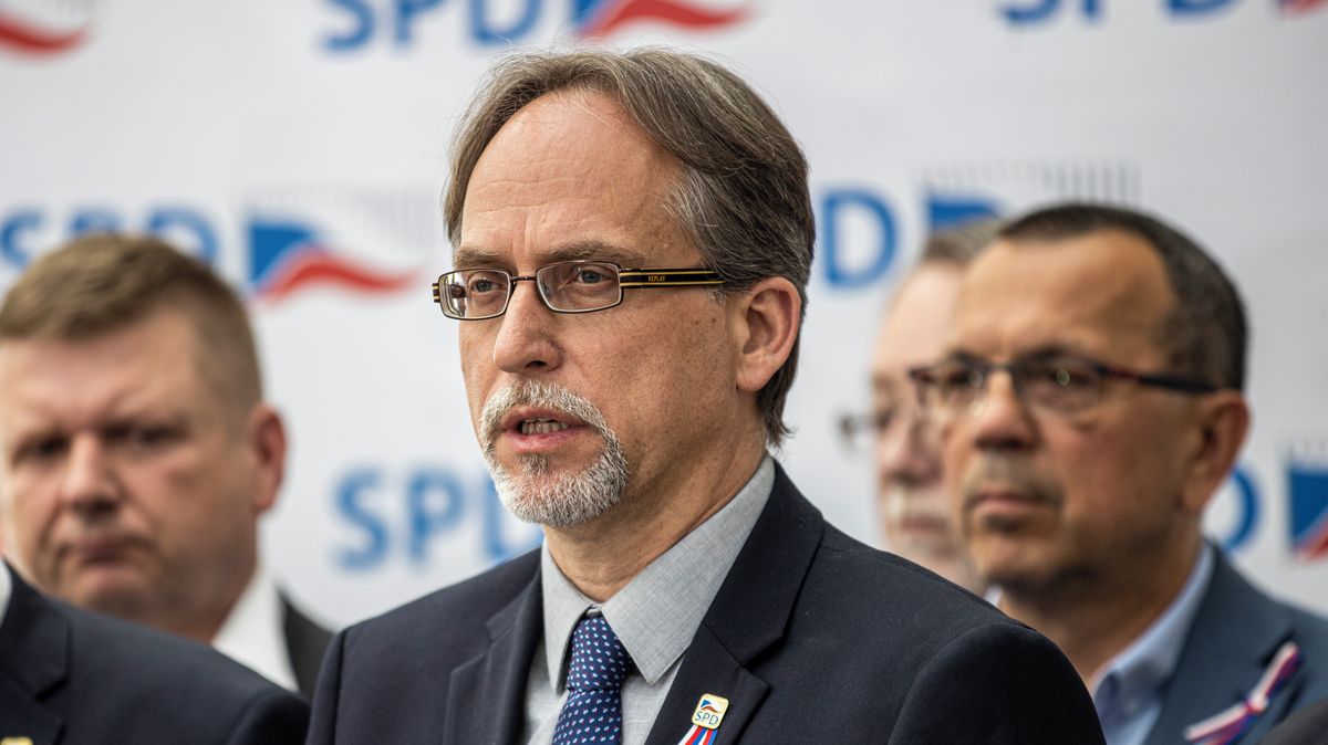 Náměstek za SPD sdílel falešnou fotografii s Minářem. Ten žádá jeho odvolání