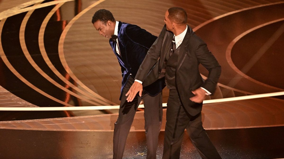 Video: Will Smith dal na Oscarech facku komikovi. Pak vyhrál zlatou sošku