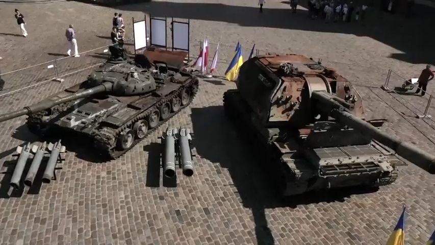 „Důkaz, že Rusy lze porazit.“ Ve Varšavě vystavují zničený ruský tank