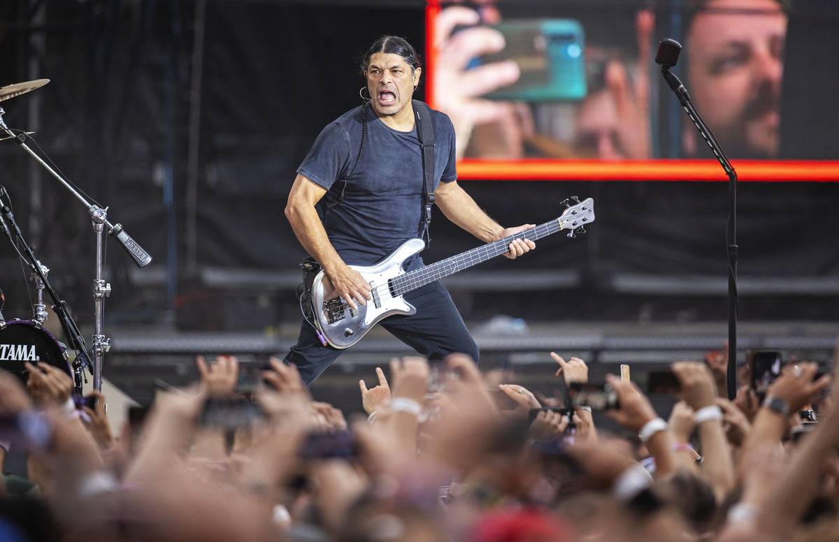 Baskytarista Robert Trujillo byl v minulosti spojen se Suicidal Tendencies nebo s Ozzy Osbournem.