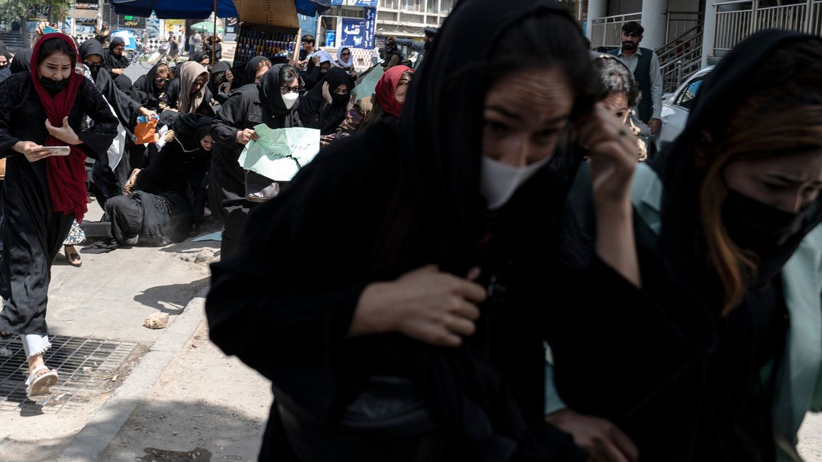 Obrazem: Protestující ženy Tálibán rozehnal střelbou