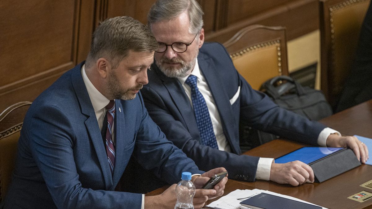 Vláda musí přesvědčit své voliče, aby se k ní vrátili, říká komentátor