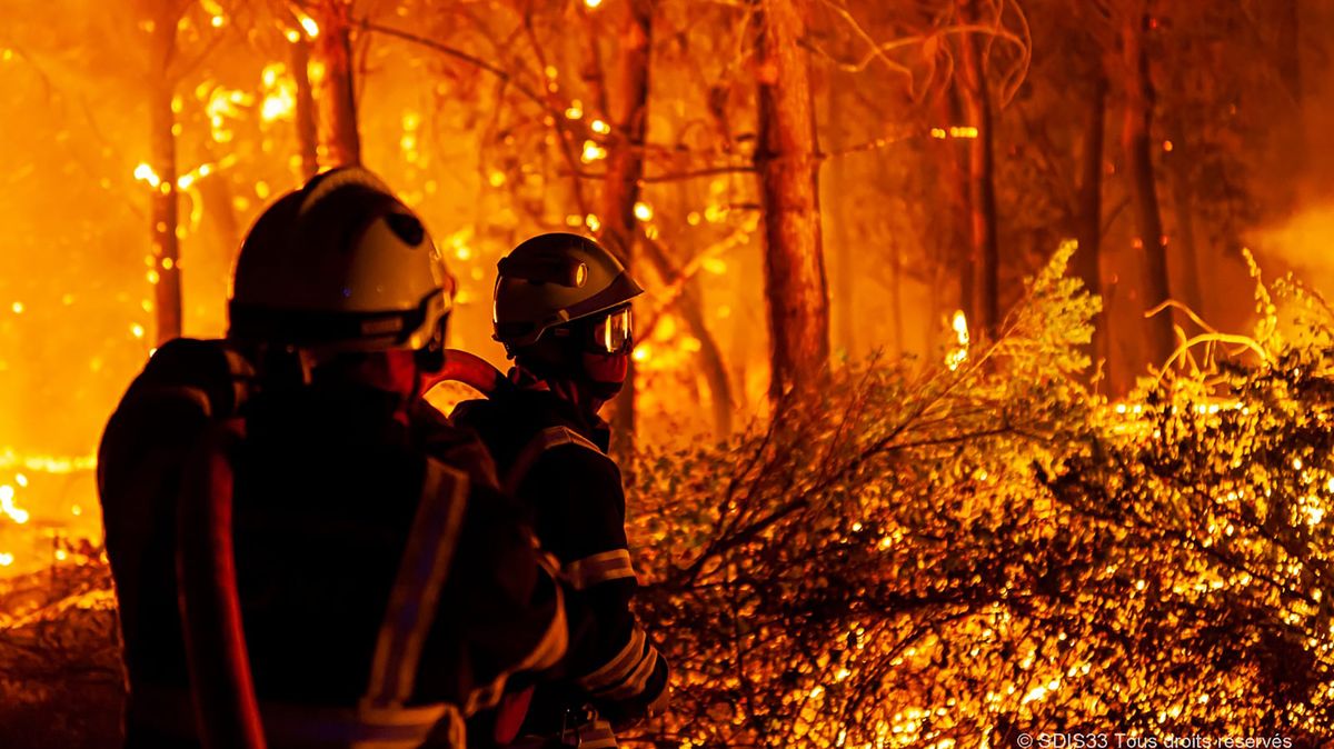 Video: Rudá zeď a hučící nebe. Požár u Bordeaux stále není pod kontrolou