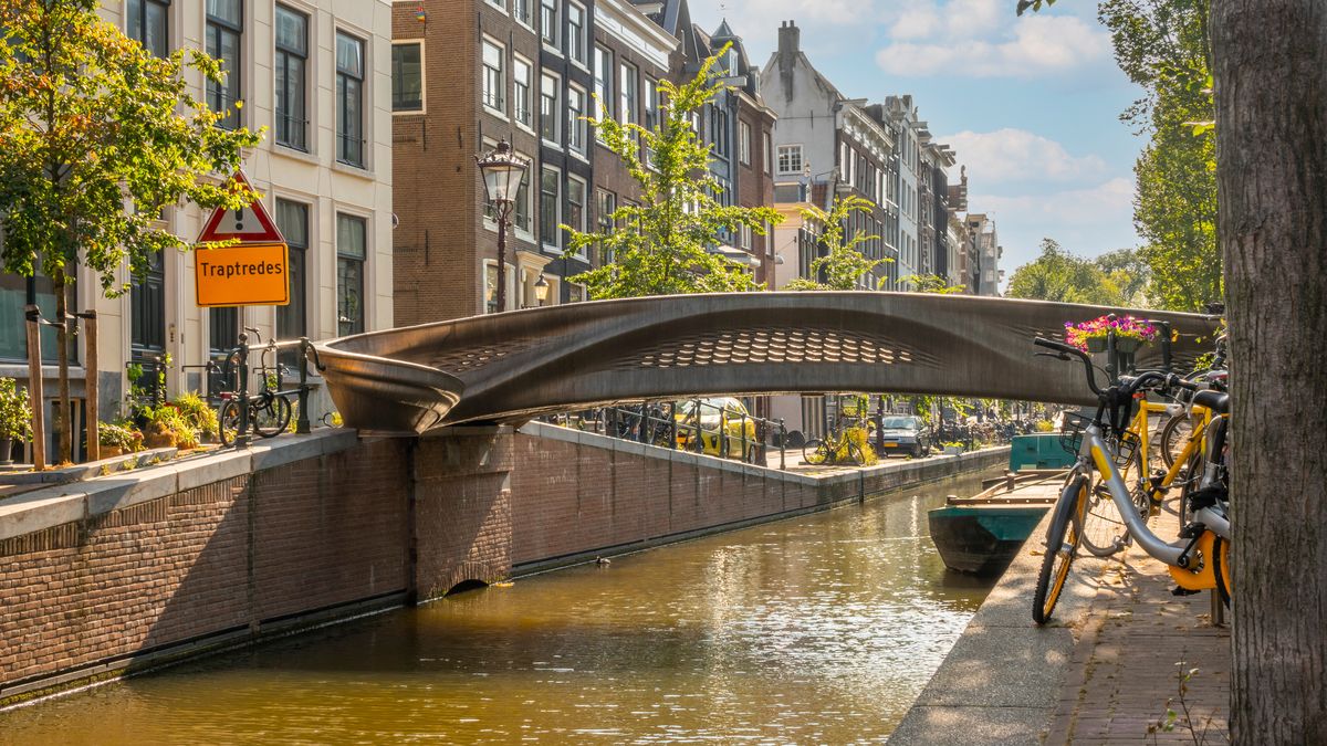 Na kanály v centru Amsterodamu budou moci jen lodě, které neprodukují emise