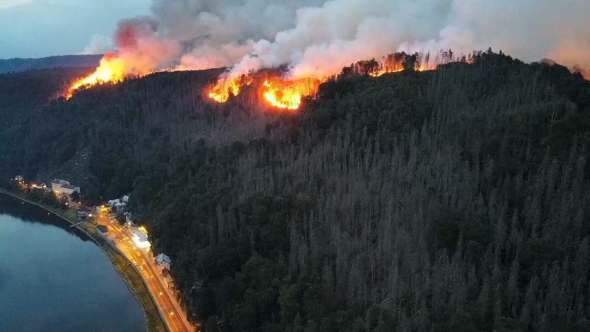 Online: Oheň u Hřenska není pod kontrolou, hasiči tvoří protipožární pásy