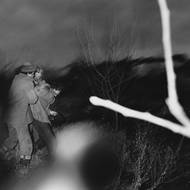 Dělníci demoliční čety a Jan Piňos v ulici Na Hrázi, leden 1993.  