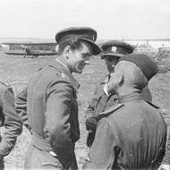 V roce 1944 v Sovětském svazu 122 pilotů vytvořilo 1. československý samostatný stíhací pluk. Borovec zde létal na letounu Lavočkin La-5FN. Na snímku je spolu s Tomášem Motyčkou a Janem Skopalem v Proskurově na Ukrajině před prvním odletem na frontu.