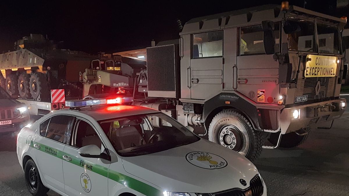 Srážka nákladního auta a německého vojenského konvoje zastavila v noci dálnici D2
