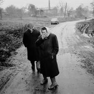 Ženy z Lomu v první den blokády rypadla, ulice Na Hrázi. Vyfoceno 1. prosince  1992 v Libkovicích.