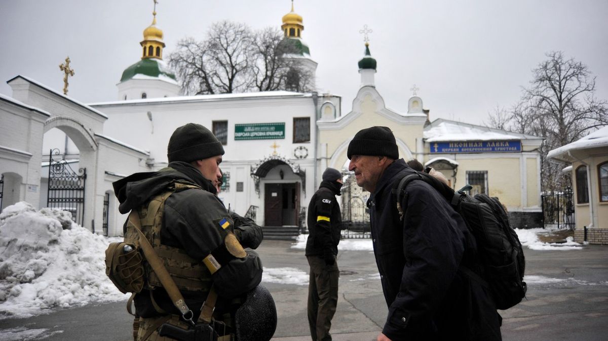 V kyjevském klášteře zazněla modlitba za matičku Rus, přišla razie