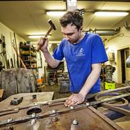 „Čechův most je fyzicky náročná zakázka. Říkáme tomu Kolbenka, protože vyžaduje velký podíl kovářské práce v podobě ručního nýtování, říká Jakub Šturc.