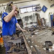 „Když osm hodin nýtujete kladivem, tak už to večer cítíte,“ říká.