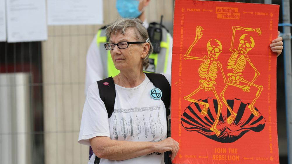 Organizace žaluje vedení gigantu Shell. Nedělají dost pro ochranu klimatu