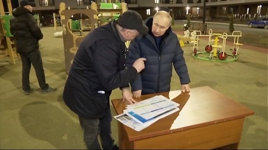 Uši i podbradek. Putin v Mariupolu oživil spekulace o dvojnících