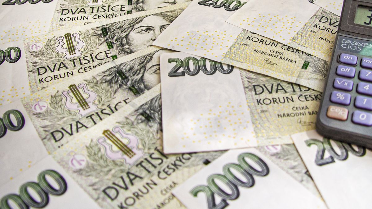 Dovolené se blíží a silnější koruna zlevňuje euro, dolar i liru