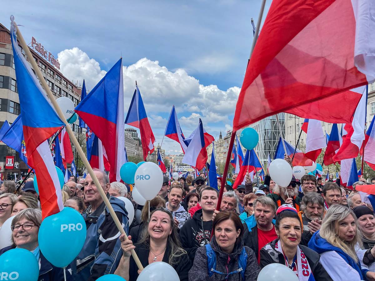 V Praze na Václavském náměstí se demonstruje proti bídě.