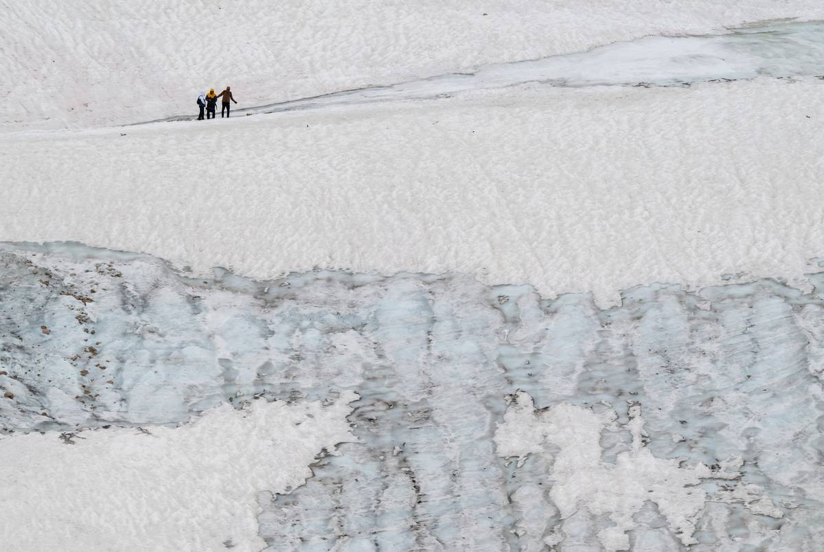 „Bojíme se, že naše živobytí se rozplyne jako tento ledovec,“ řekl protestantský pastor Uli Wilhelm, který na změnu klimatu hledí se smutkem, obavami i hněvem.
