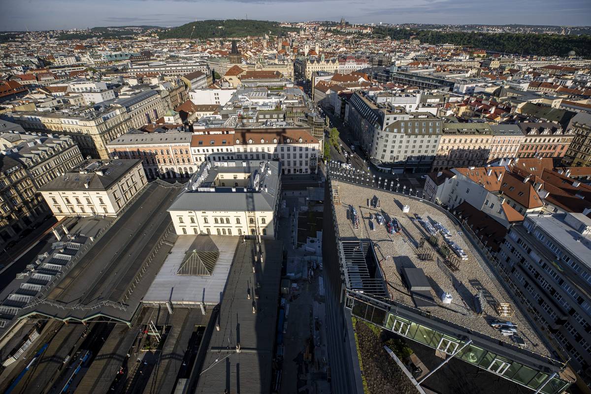Pohled dolů na Masarykovo nádraží a centrum Prahy.