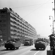 „Vejtřasky“ se prosadily schopností projet prakticky jakýmkoli terénem. Spolu s obojživelnými vozy projíždějí na vojenské přehlídce na Letenské pláni 9. května 1956. 
