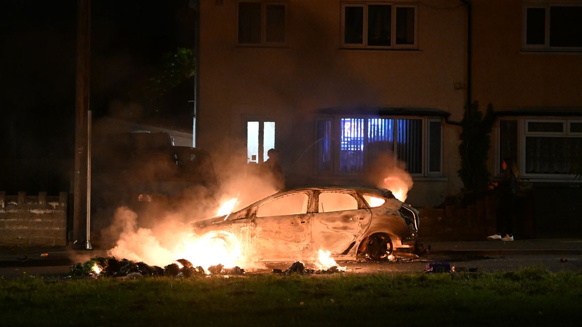 Fotky z nočního Cardiffu: Fáma po smrtelné nehodě vyvolala nepokoje
