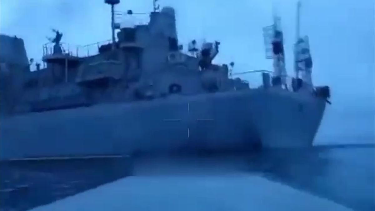 Ukrajinci tvrdí, že jejich dron zasáhl ruskou válečnou loď. Zveřejnili video