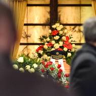 S druhoválečným stíhacím pilotem RAF se přišli rozloučit blízcí, veřejnost, politici i příslušníci armády.