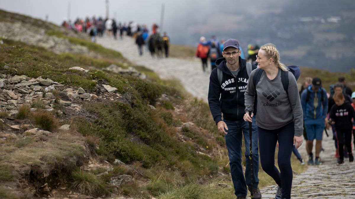 Přes hodinu ve frontě. Sněžka pod enormním náporem davů