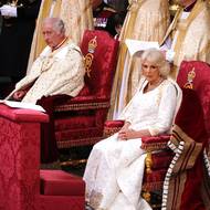 Tradice sahá až do anglosaských dob, při které král stojí vedle 700 let starého korunovačního křesla a je prohlášen za „nepochybného krále“.